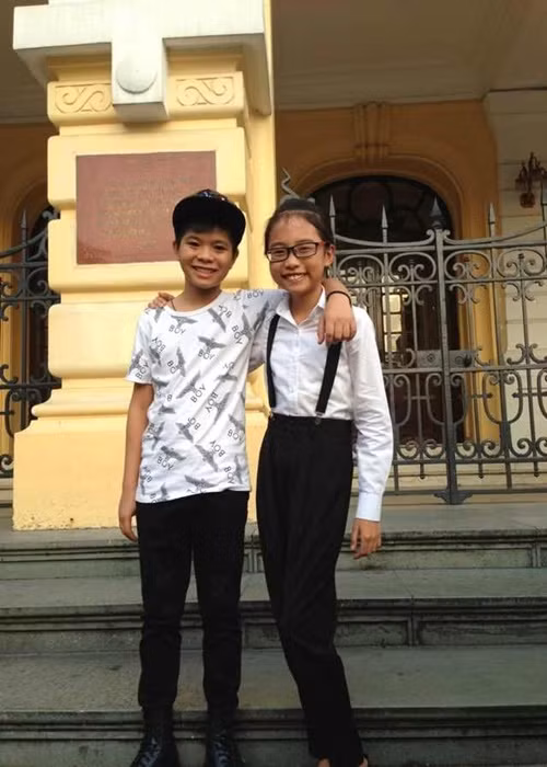 Cả hai vui vẻ đi chơi ở Hà Nội không lâu sau chung kết Giọng hát Việt nhí. Ảnh: Zing.