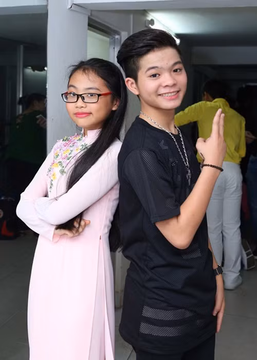 Theo lời Quang Anh, anh và Phương Mỹ Chi đều buồn cười khi dư luận đồn thổi cả hai mâu thuẫn, không ưa nhau. "Hai đứa vẫn dành cho nhau sự quý mến, yêu thương như những ngày đầu nên mong mọi người đừng đẩy nó đi quá xa", Quang Anh chia sẻ. Ảnh: Vietnamnet.