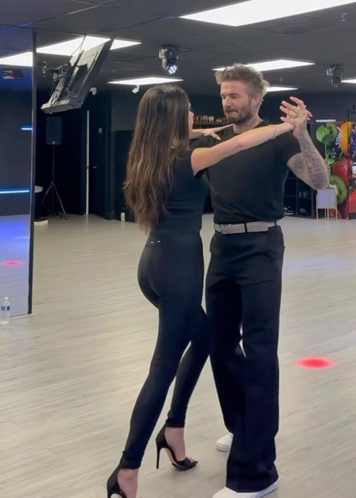 Vóc dáng của Victoria Beckham thon gọn không kém các thiếu nữ đôi mươi.