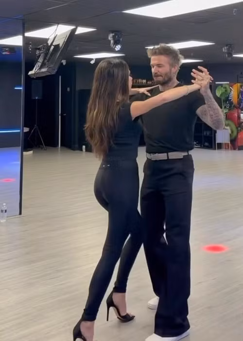 Vóc dáng của Victoria Beckham thon gọn không kém các thiếu nữ đôi mươi.