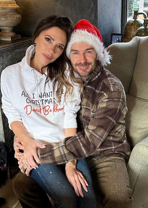 Để tôn lên vẻ trẻ trung, Victoria Beckham chọn áo phông, quần jeans.