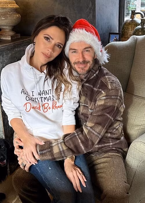 Để tôn lên vẻ trẻ trung, Victoria Beckham chọn áo phông, quần jeans.