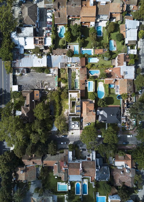 Nhà ống dài hẹp có 3 khoảng sân vườn tạo không gian xanh mát Nha ong dai hep co 3 khoang san vuon tao khong gian xanh mat