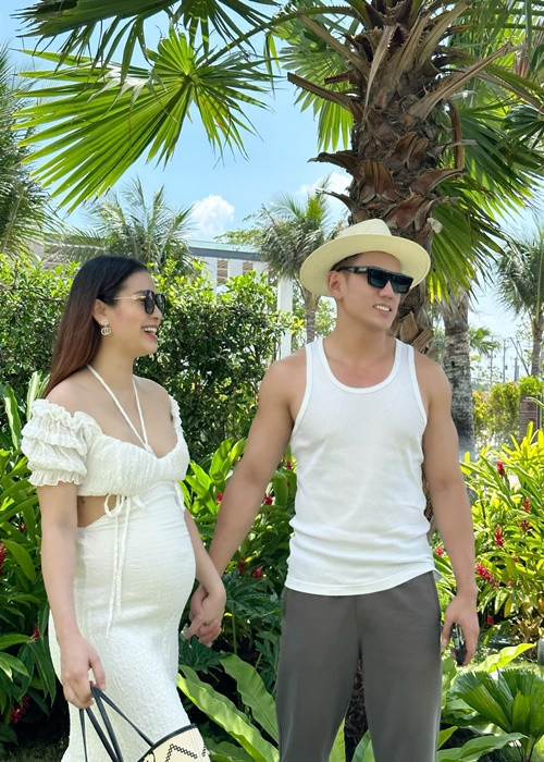 Mang bầu, nữ ca sĩ thường xuyên du lịch cùng chồng con. Ngoài ra, cô vẫn đều đặn tập yoga.