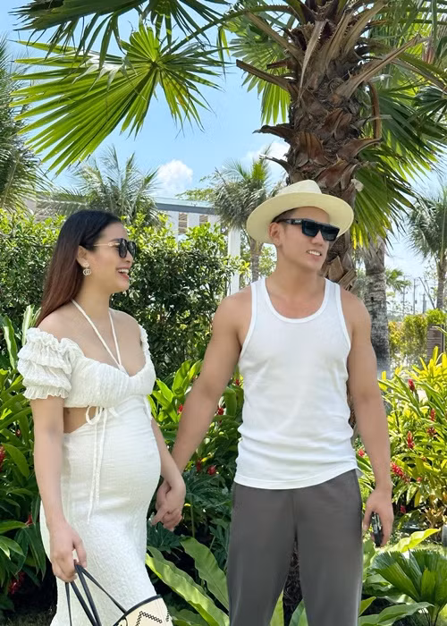 Mang bầu, nữ ca sĩ thường xuyên du lịch cùng chồng con. Ngoài ra, cô vẫn đều đặn tập yoga.