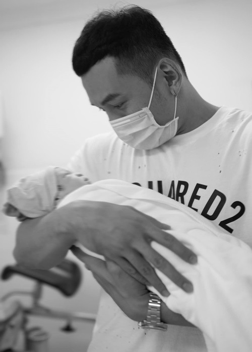 Chồng trẻ của Phương Trinh Jolie bồng con trai mới sinh.