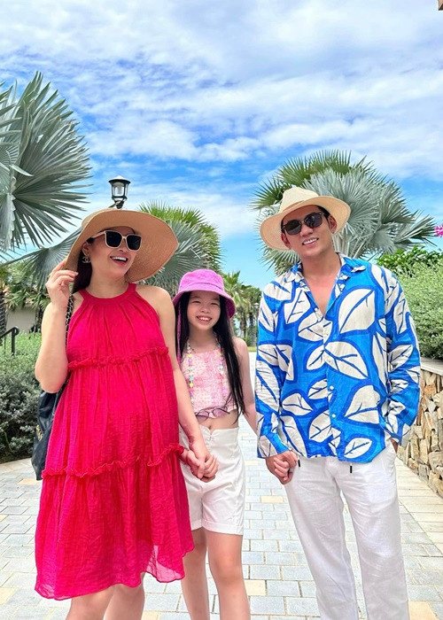 Chia sẻ về con trai chào đời, Lý Bình bày tỏ: "Sau bao đau đớn và vất vả mà mẹ con phải vượt qua, thì ba cũng đã được nhìn thấy thiên thần bé nhỏ của ba chào đời. Ba mong chờ giây phút này rất lâu rồi, cảm giác hạnh phúc trong khi thấy con yêu của ba cất tiếng khóc, còn chưa biết phải bế con thế nào. Quá nhiều cảm xúc lẫn lộn. Vừa lo cho mẹ, vừa mong chờ con và thật nhẹ nhàng khi cả hai đều mẹ tròn con vuông".