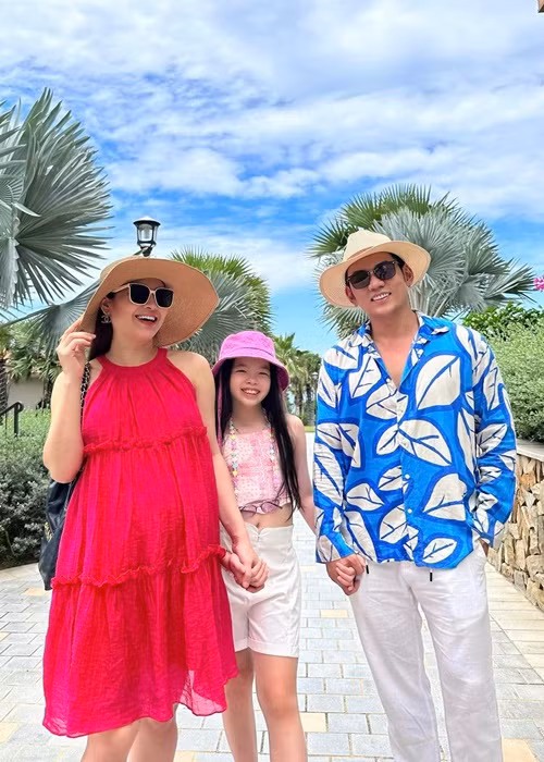 Chia sẻ về con trai chào đời, Lý Bình bày tỏ: "Sau bao đau đớn và vất vả mà mẹ con phải vượt qua, thì ba cũng đã được nhìn thấy thiên thần bé nhỏ của ba chào đời. Ba mong chờ giây phút này rất lâu rồi, cảm giác hạnh phúc trong khi thấy con yêu của ba cất tiếng khóc, còn chưa biết phải bế con thế nào. Quá nhiều cảm xúc lẫn lộn. Vừa lo cho mẹ, vừa mong chờ con và thật nhẹ nhàng khi cả hai đều mẹ tròn con vuông".