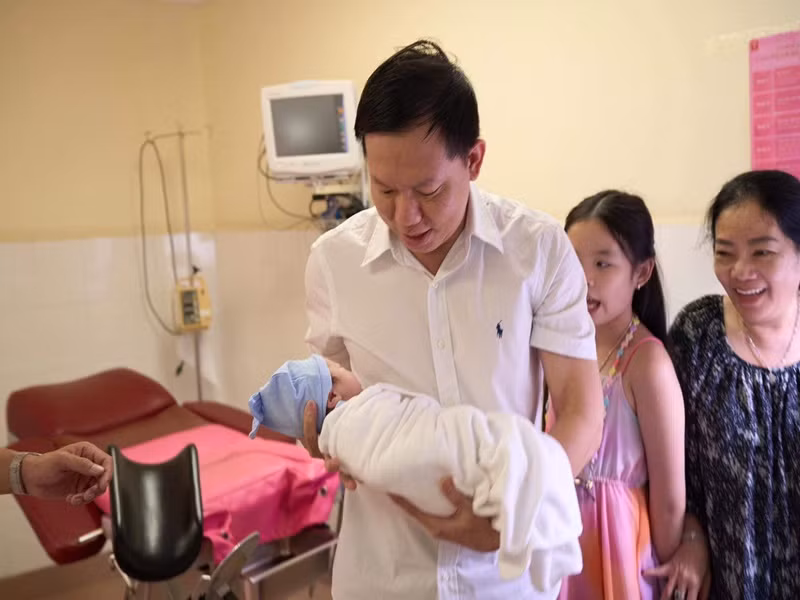 Mẹ chồng và con gái đầu lòng của Phương Trinh Jolie vui mừng khi gia đình đón có thêm thành viên.