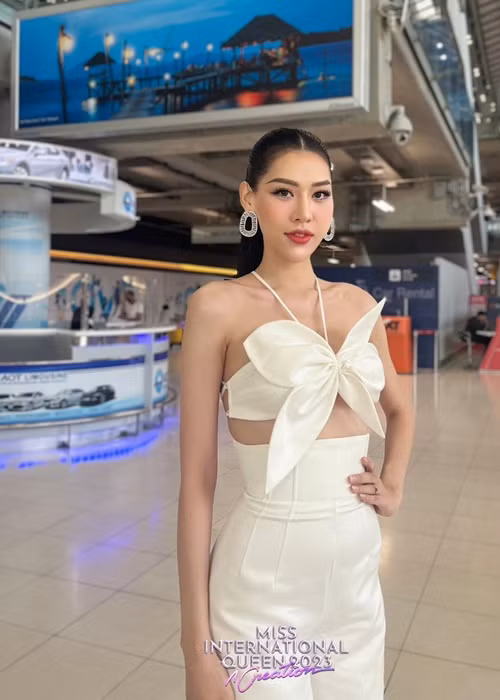 Cụ thể, đoạn giới thiệu đang gây tranh cãi của Dịu Thảo có nội dung tiếng Anh: "I'm here today to be the voice of our young generation in celebrating individuality, uniqueness and you. I see you, I hear you and I'm here for you" (Tạm dịch: Tôi ở đây để đại diện cho tiếng nói thế hệ trẻ của chúng ta - những người muốn tôn vinh cá tính, sự độc nhất. Tôi thấy các bạn, tôi nghe thấy các bạn và tôi ở đây vì các bạn). Ảnh: Hoa hậu Chuyển giới Quốc tế.