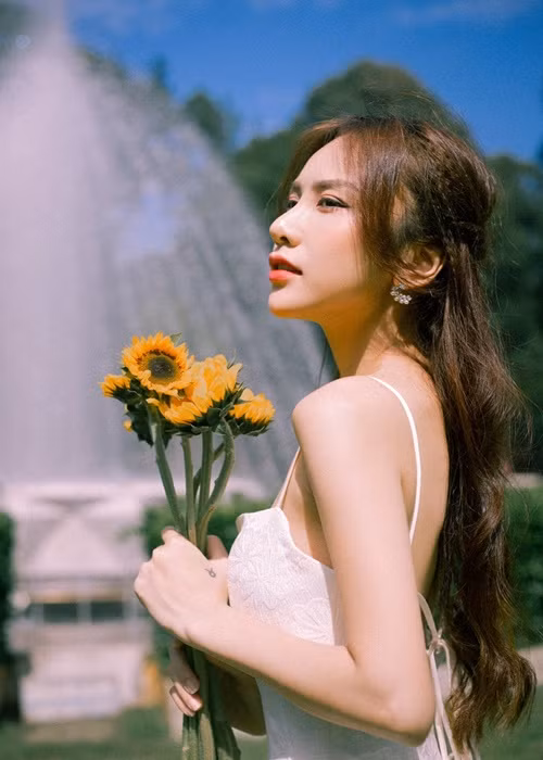 Hình ảnh con gái NSND Trần Nhượng sở hữu vòng một khá khiêm tốn trước khi phẫu thuật thẩm mỹ. Ảnh: FBNV.