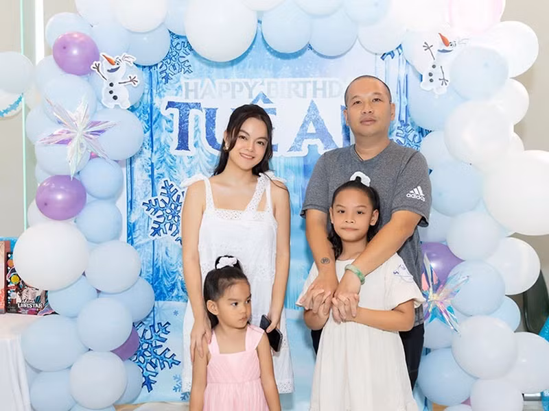 Sau khi ly hôn vào năm 2018, Phạm Quỳnh Anh và Quang Huy giữ mối quan hệ tốt đẹp. Cả hai gọi điện, nhắn tin cho nhau để thông báo về tình hình các con. Ảnh: FBNV.