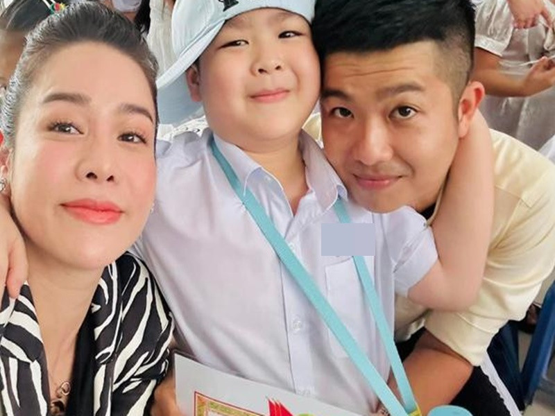 Nhật Kim Anh và chồng cũ hội ngộ khi con trai kết thúc năm học. Ảnh: FBNV.