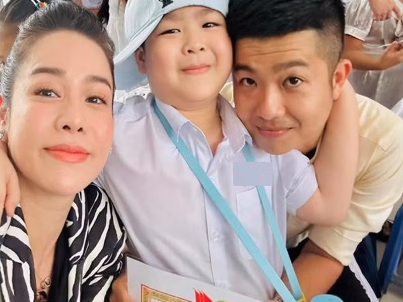 Nhật Kim Anh và chồng cũ hội ngộ khi con trai kết thúc năm học. Ảnh: FBNV.