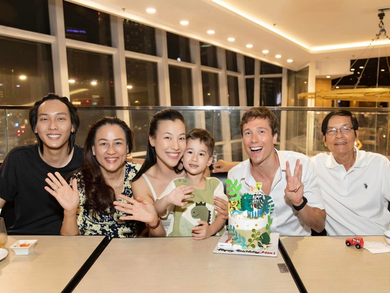 Mới đây, con trai MC Hoàng Oanh và Jack Cole (thứ hai bên phải) đón sinh nhật bên bố mẹ. Ảnh: FBNV.