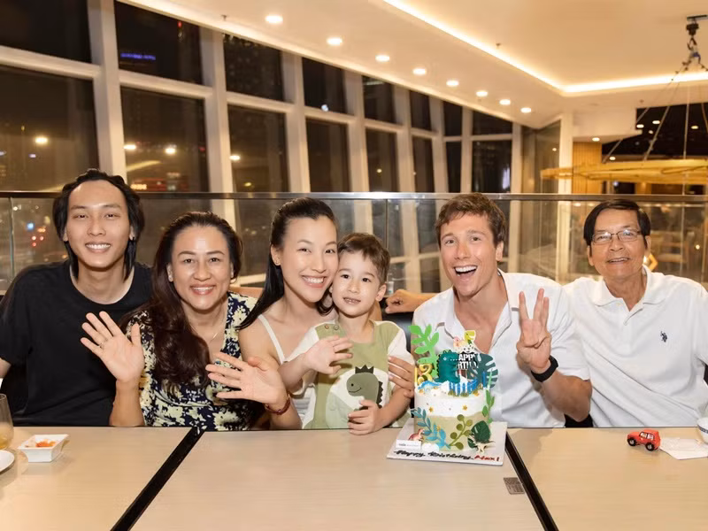 Mới đây, con trai MC Hoàng Oanh và Jack Cole (thứ hai bên phải) đón sinh nhật bên bố mẹ. Ảnh: FBNV.