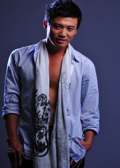 Năm 2008, nhờ khả năng dẫn song ngữ Anh - Việt, Khắc Nguyện làm MC cuộc thi Hoa hậu Hoàn vũ Thế giới tại Nha Trang bên cạnh Hoa hậu Hoàn vũ Thế giới 2007 Riyo Mori. Ảnh: Sức Khỏe Và Đời Sống.