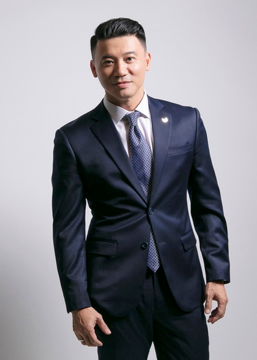 Theo Dân Việt, Khắc Nguyện từng tham gia khóa đào tạo MC của Nhà Văn hóa Thanh niên TP HCM. Từ năm 2002, anh bắt đầu dẫn chương trình. Ảnh: Vietnamnet.