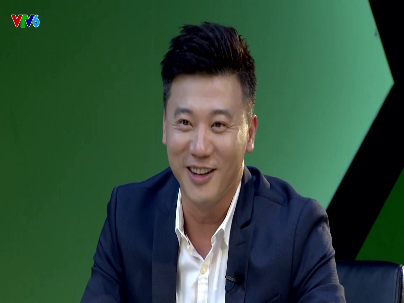 Nam MC từng tốt nghiệp ngành Quản trị Kinh doanh Xuất nhập khẩu tại trường Cao đẳng Kinh tế Đối ngoại (TP HCM), có bằng cử nhân chuyên ngành Tài chính - Tiền tệ - Ngân hàng tại trường Đại học Kinh tế TP. HCM và bằng Thạc sĩ chuyên ngành Kinh doanh Quốc tế của Đại học Kỹ thuật Curtin (Australia). Ảnh: Dân Trí.