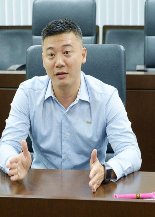 Sau Hoa hậu Hoàn vũ Thế giới 2008, Khắc Nguyện được giao dẫn dắt chương trình lớn Duyên dáng Việt Nam 22 (năm 2010, tại Phú Yên). Ảnh: Vietnamnet.