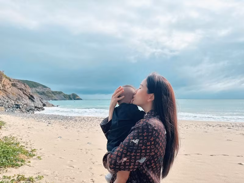 “Xin chào và xin lỗi cả nhà vì thời gian qua đã phải để mọi người đoán già đoán non về việc Thy có em bé. Hành trình mang thai con đầu lòng còn quá nhiều bỡ ngỡ. Thy ráng đợi đến ngày con chào đời bình an thì mới thật sự tự tin, hạnh phúc trọn vẹn để thông báo tin vui này đến mọi người", nữ ca sĩ chia sẻ.