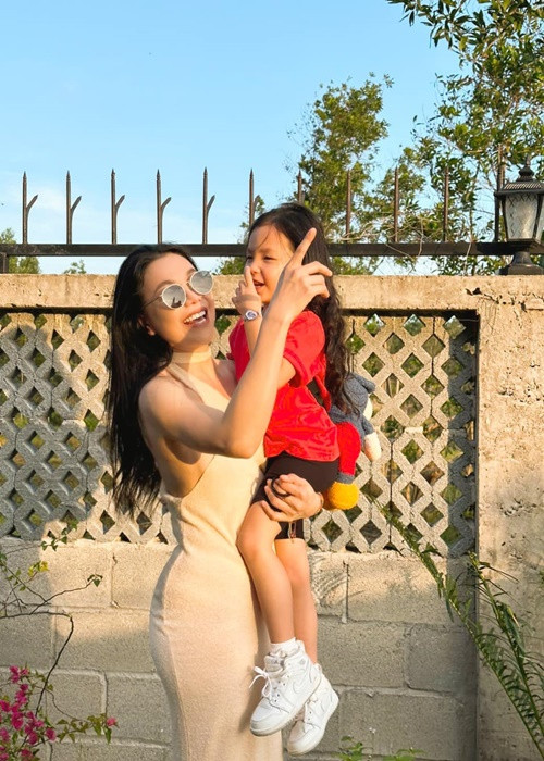 Tháng 12/2018, Trà Ngọc Hằng bất ngờ thừa nhận đã sinh con gái đầu lòng từ 4 tháng trước.