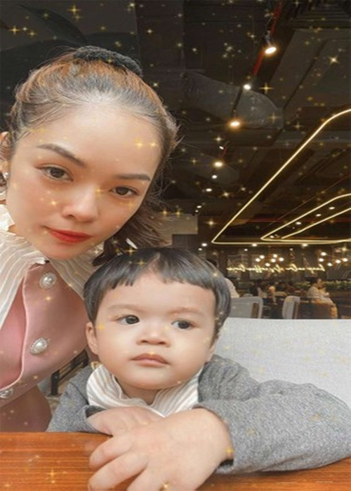 Năm 2020, Dương Cẩm Lynh sinh con trai thứ hai. Cô giấu hoàn toàn chuyện bầu bí.