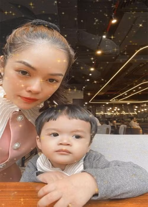 Năm 2020, Dương Cẩm Lynh sinh con trai thứ hai. Cô giấu hoàn toàn chuyện bầu bí.