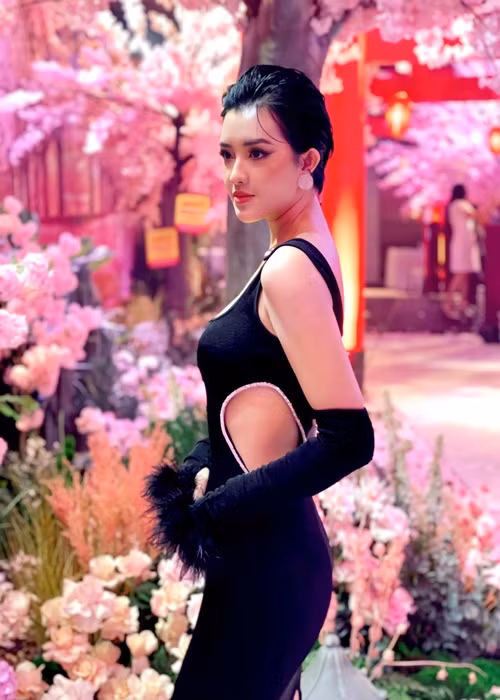 Quản Hân mặc trang phục cắt xẻ táo bạo ở sự kiện.