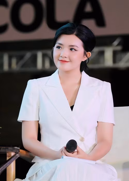 Làm MC, nàng hậu sinh năm 1997 ưu tiên chọn trang phục thanh lịch.