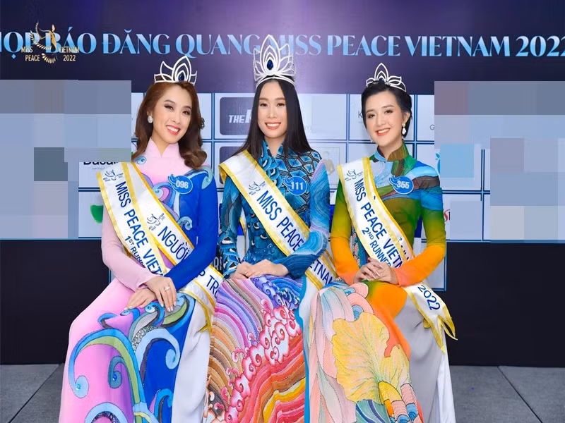 Ở Miss Peace Vietnam 2022, Trần Thị Ban Mai đăng quang, Nguyễn Ngọc Khánh Tiên giành danh hiệu á hậu 1.