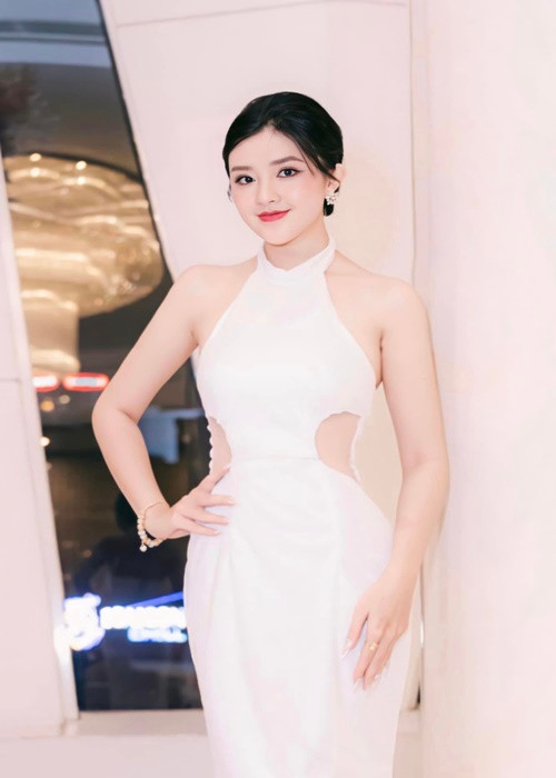 Nàng hậu khoe eo thon gọn, bờ vai gợi cảm.