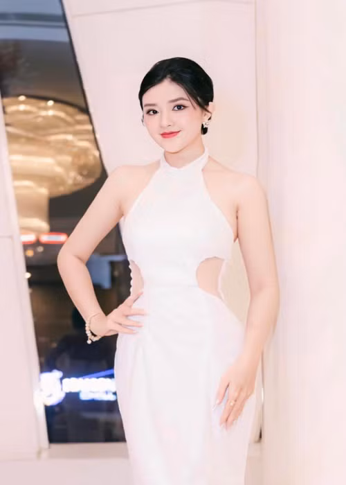 Nàng hậu khoe eo thon gọn, bờ vai gợi cảm.