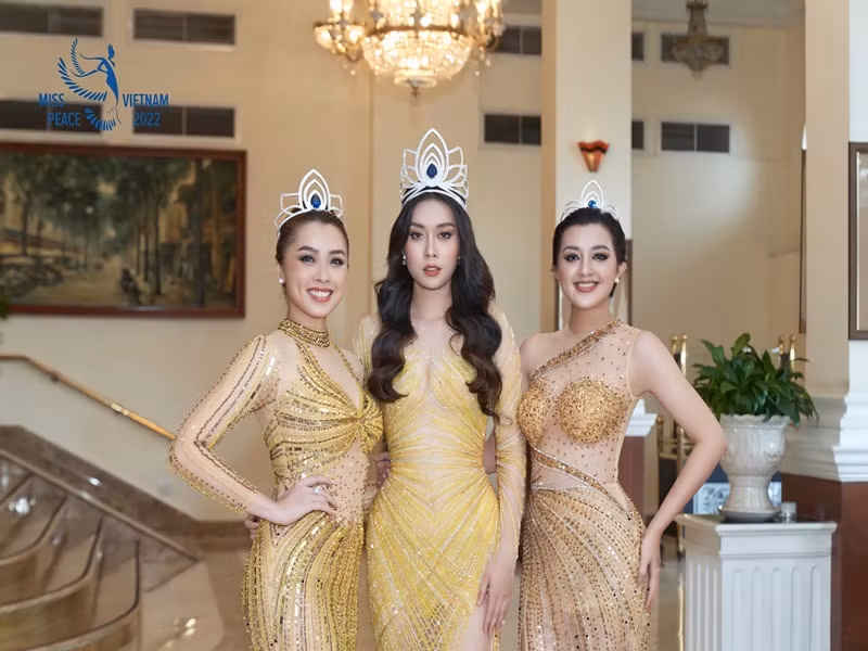 Quản Hân gợi cảm bên Ban Mai và Khánh Tiên.