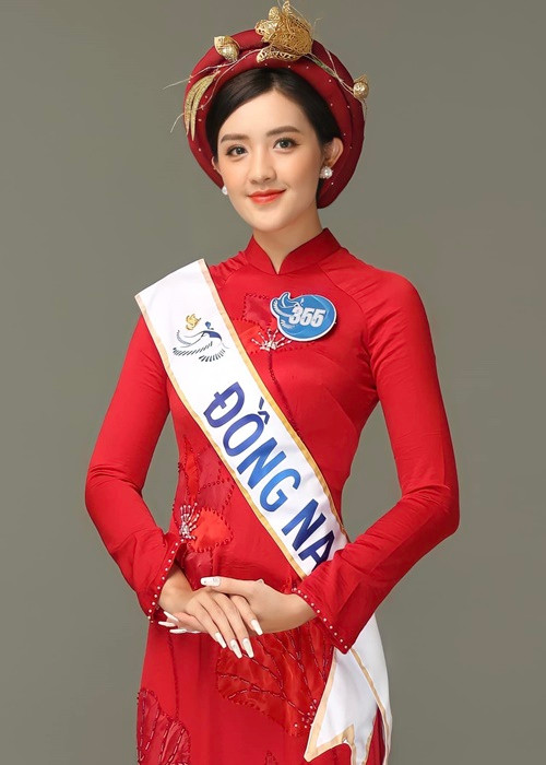 Quản Hân sinh năm 1997, đến từ Đồng Nai, giành danh hiệu á hậu 2 cuộc thi Miss Peace Vietnam 2022.