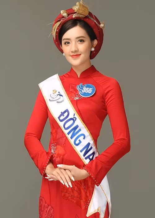 Quản Hân sinh năm 1997, đến từ Đồng Nai, giành danh hiệu á hậu 2 cuộc thi Miss Peace Vietnam 2022.