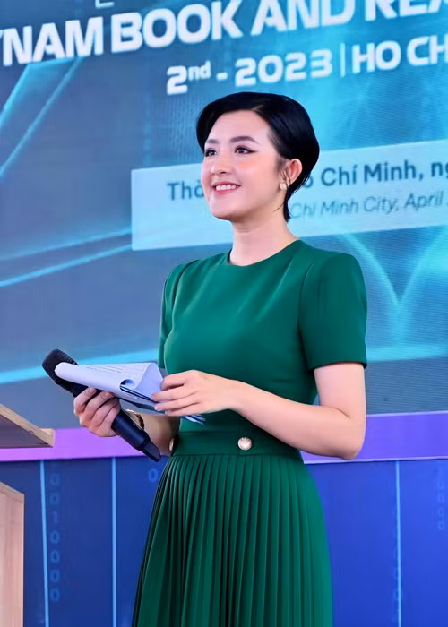 Quản Hân từng để lỡ người thương mình vì chưa tôn trọng đối phương. Chỉ sau khi chia tay, nàng hậu mới nhận ra cô đã yêu sai cách.