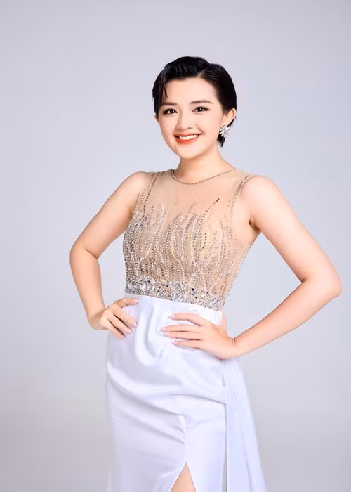 Quản Hân đang theo đuổi công việc dẫn chương trình.