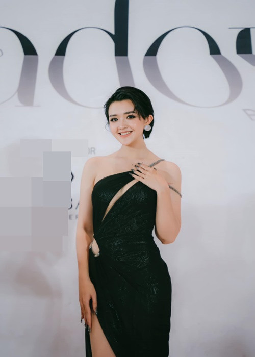 Nàng hậu chiếm được thiện cảm của người đối diện bằng nụ cười tỏa nắng.