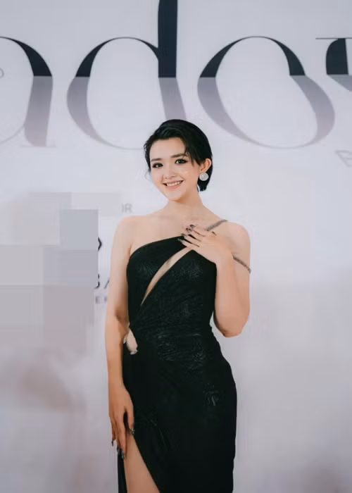 Nàng hậu chiếm được thiện cảm của người đối diện bằng nụ cười tỏa nắng.