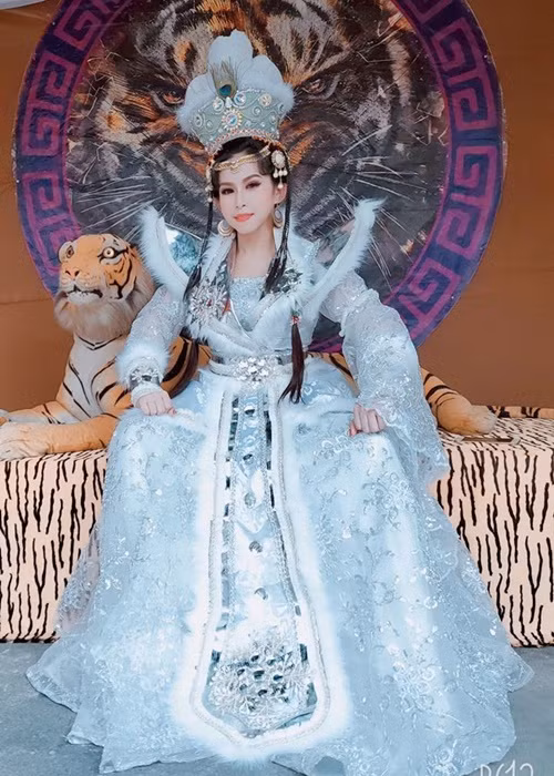 Dân Việt dẫn lời Bình Bình: “Khi cuộc thi Sao nối ngôi 2016 kết thúc, rất nhiều tin nhắn của khán giả liên tục gửi đến cho tôi và hỏi rằng tôi với Hồng Phượng có vấn đề gì không. Thành thực mà nói trong cuộc thi ấy chúng tôi chỉ như những đứa trẻ, yêu nghề và làm nghề, không chỉ học hỏi các cô chú mà còn học hỏi lẫn nhau. Tôi nhớ hoài hình ảnh trước khi công bố kết quả thì trong hậu trường, Hồng Phượng còn ngồi rạp dưới đùi tôi và hỏi 'Chị thấy nãy em diễn sao chị?'. Ảnh: Vietnamnet.