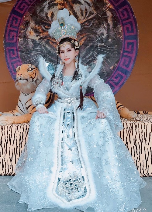 Dân Việt dẫn lời Bình Bình: “Khi cuộc thi Sao nối ngôi 2016 kết thúc, rất nhiều tin nhắn của khán giả liên tục gửi đến cho tôi và hỏi rằng tôi với Hồng Phượng có vấn đề gì không. Thành thực mà nói trong cuộc thi ấy chúng tôi chỉ như những đứa trẻ, yêu nghề và làm nghề, không chỉ học hỏi các cô chú mà còn học hỏi lẫn nhau. Tôi nhớ hoài hình ảnh trước khi công bố kết quả thì trong hậu trường, Hồng Phượng còn ngồi rạp dưới đùi tôi và hỏi 'Chị thấy nãy em diễn sao chị?'. Ảnh: Vietnamnet.