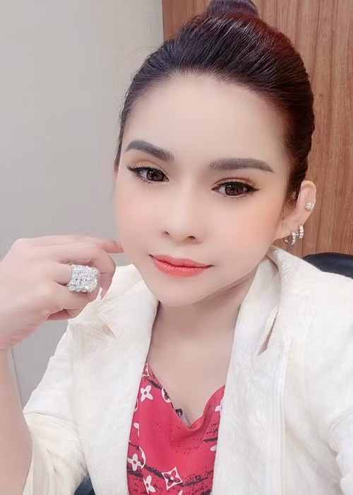 Phía Bình Tinh phủ nhận thông tin từ phía Hồng Phượng. Con nuôi Vũ Linh chia sẻ: "Hoàn toàn tôi không biết vụ việc gì khi trong thời gian tang lễ cố NSƯT Vũ Linh - cha nuôi của tôi, Hồng Phượng đã ký hợp đồng rồi mới nói với tôi, chứ hoàn toàn không có ý kiến gì của tôi về vấn đề này. Bởi, đó là thời khắc tôi đau buồn trước sự ra đi của cha mình, các việc khác tôi không quan tâm. Mà trên thực tế nếu gọi là trao đổi với tôi sau khi đã ký hợp đồng, thì tôi có không đồng ý cũng chẳng thay đổi được gì…". Ảnh: FBNV.
