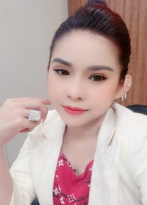 Phía Bình Tinh phủ nhận thông tin từ phía Hồng Phượng. Con nuôi Vũ Linh chia sẻ: "Hoàn toàn tôi không biết vụ việc gì khi trong thời gian tang lễ cố NSƯT Vũ Linh - cha nuôi của tôi, Hồng Phượng đã ký hợp đồng rồi mới nói với tôi, chứ hoàn toàn không có ý kiến gì của tôi về vấn đề này. Bởi, đó là thời khắc tôi đau buồn trước sự ra đi của cha mình, các việc khác tôi không quan tâm. Mà trên thực tế nếu gọi là trao đổi với tôi sau khi đã ký hợp đồng, thì tôi có không đồng ý cũng chẳng thay đổi được gì…". Ảnh: FBNV.