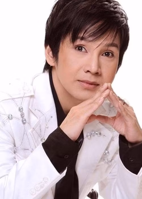 Trước đó, Vũ Luân chia sẻ trên Zing, anh hoàn toàn không hay biết có hợp đồng truyền thông trong lễ tang. Đến đêm cuối của lễ tang, Vũ Luân phát hiện toàn bộ chương trình tiễn biệt NSƯT Vũ Linh phát trực tiếp trên kênh Youtube của Vũ Luân. Ảnh: FBNV.