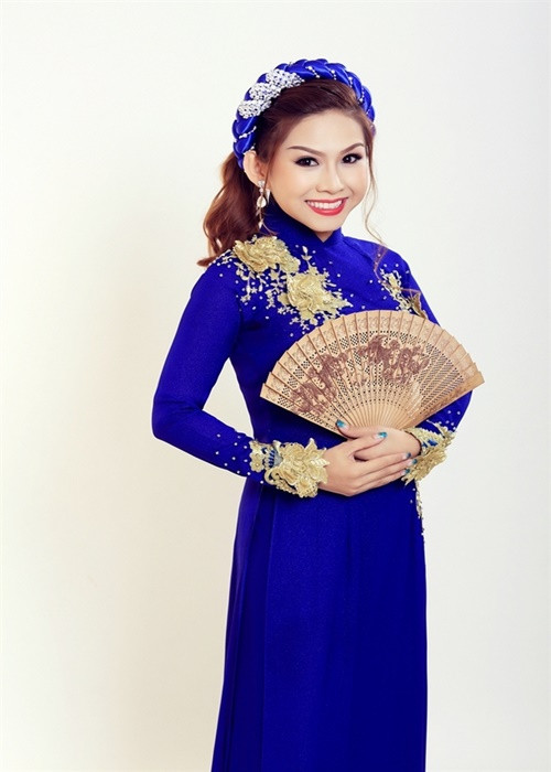 "...Bây giờ Hồng Phượng lôi tôi vào cuộc đã khiến tôi rất sốc. Vì nhiều ngày qua dư luận dậy sóng chung quanh chuyện tranh chấp gia tài của ba tôi, tôi không lên tiếng. Có cả những lời ác ý cho rằng tôi toàn quyền nắm giữ gia sản đó, thật là đau lòng", Bình Tinh nói. Ảnh: Tổ Quốc.