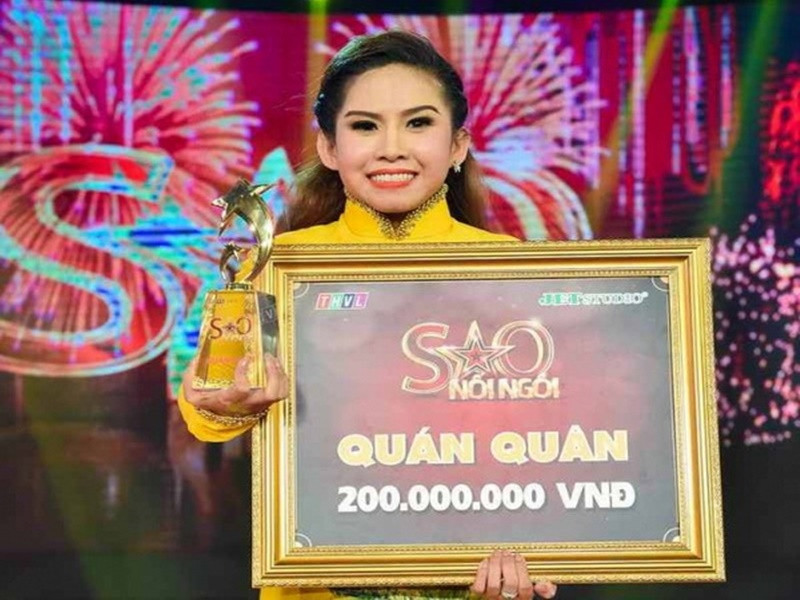 Bình Tinh sinh năm 1987, là con gái của nam nghệ sĩ Đức Lợi và nữ soạn giả Bạch Mai. Cô theo nghiệp cải lương. Tên tuổi của Bình Tinh chỉ thực sự gây chú ý khi cô trở thành quán quân chương trình Sao nối ngôi 2016. Ảnh: Petrotimes.