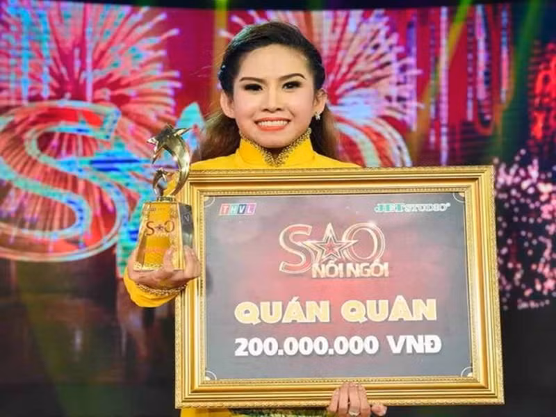 Bình Tinh sinh năm 1987, là con gái của nam nghệ sĩ Đức Lợi và nữ soạn giả Bạch Mai. Cô theo nghiệp cải lương. Tên tuổi của Bình Tinh chỉ thực sự gây chú ý khi cô trở thành quán quân chương trình Sao nối ngôi 2016. Ảnh: Petrotimes.