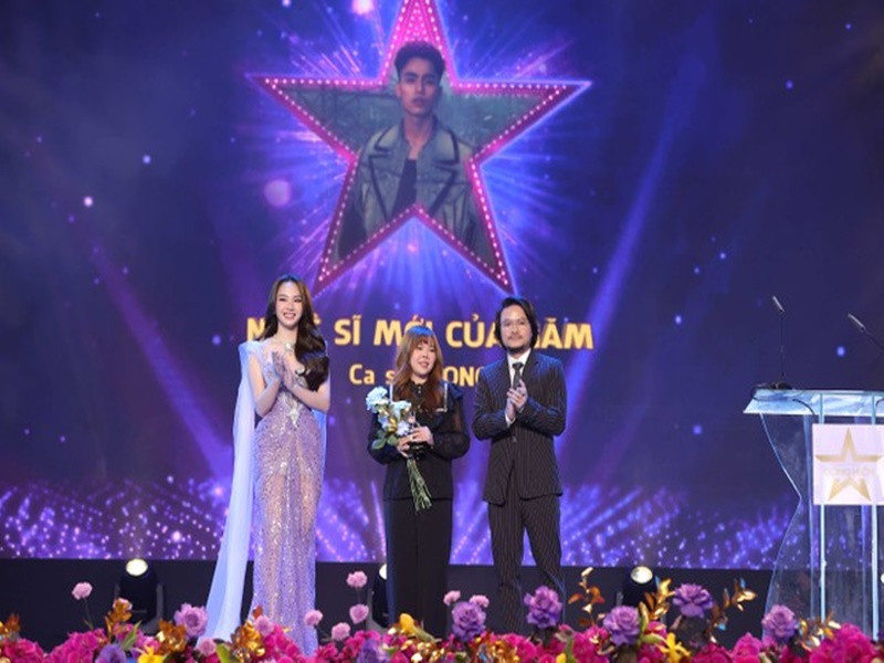 Tại Cống hiến 2023, MONO giành giải Nghệ sĩ mới của năm. Trong lễ trao giải, anh vắng mặt. Ảnh: Hoa Học Trò.