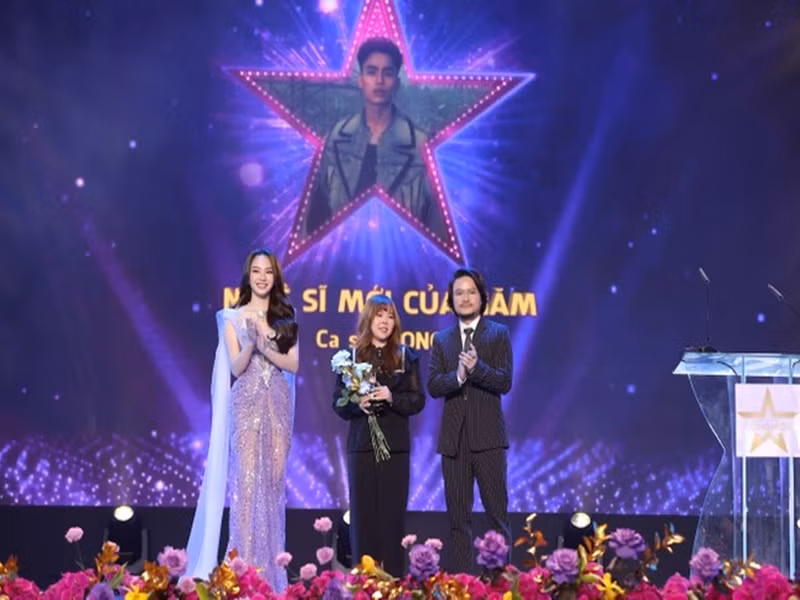 Tại Cống hiến 2023, MONO giành giải Nghệ sĩ mới của năm. Trong lễ trao giải, anh vắng mặt. Ảnh: Hoa Học Trò.